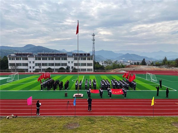 石台县小河镇小河中学举行运动场启用暨冬季阳光长跑启动仪式